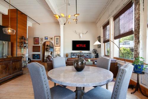 een eetkamer met een tafel en stoelen bij Urban Haven Loft Near Market Square in Knoxville