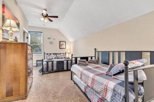 Un dormitorio con dos camas y un ventilador de techo. en King of the Mountain. Private Hot Tub. Pets allowe, en Idaho Springs