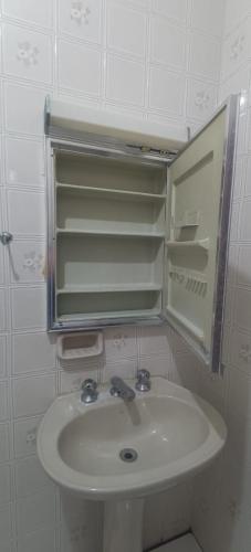 a bathroom with a sink and a mirror at Tia do Coco Recanto in Caraguatatuba