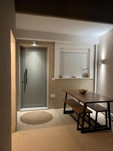 ein Esszimmer mit einem Tisch und einem Fenster in der Unterkunft Koselig Lodge in Pídhasos