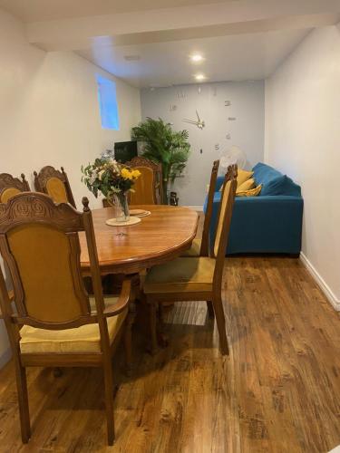 Ruang duduk di Cozy 1-Bedroom Basement Apartment