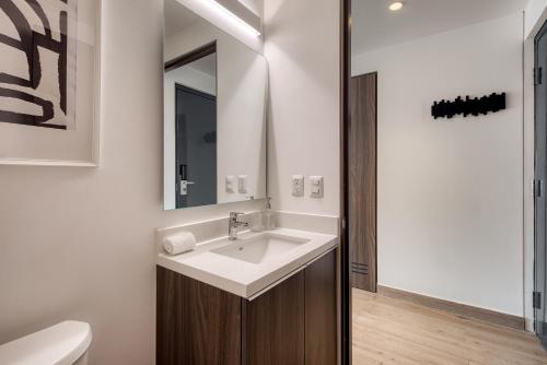 a bathroom with a sink and a mirror at Nido x Gran Ciudad Chapultepec in Mexico City