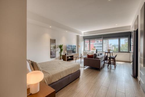 a bedroom with a bed and a living room at Nido x Gran Ciudad Chapultepec in Mexico City