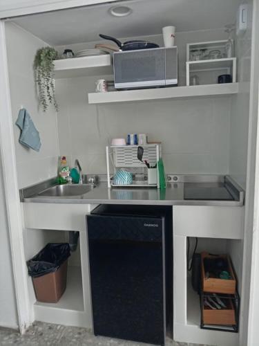 a kitchen with a sink and a counter top at Departamento vista al mar y acceso a playa en bahía de Acapulco - Torres Gemelas in Acapulco