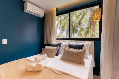 sypialnia z łóżkiem i dużym oknem w obiekcie Aptos luxo Praia de Carneiros - Edf Mar de Campas - 50m do mar By BLU stay w mieście Tamandaré