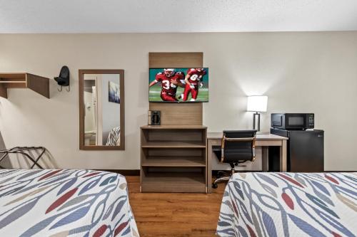 a hotel room with a bed and a desk at Red Roof Inn Columbus West - Hilliard in New Rome