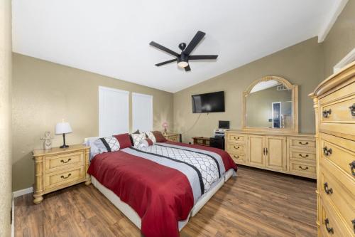 En eller flere senge i et værelse på 3 bedroom Country Home retreat