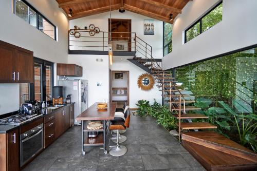eine Küche mit einer Wendeltreppe in einem Haus in der Unterkunft SELVA RESORT Ocean View Luxury Villas in Playa Santa Teresa