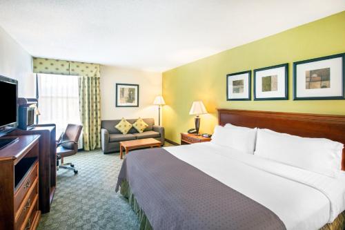 Телевизор и/или развлекательный центр в Holiday Inn Roanoke - Tanglewood Route 419 & I 581 by IHG