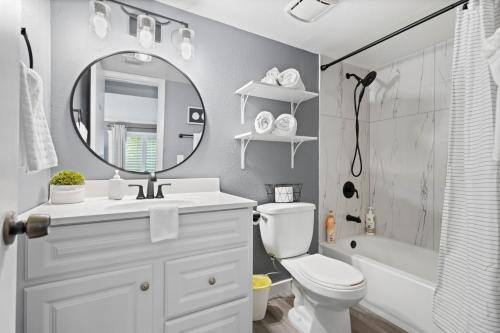 Ένα μπάνιο στο Anchor house 1 Bath/Bed condo, less than 10 min from Siesta Beach