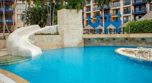 uno scivolo d'acqua in una piscina del resort di Zuana Beach Resort a Playa Dormida