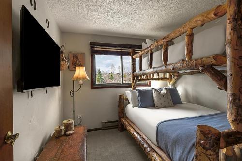 スティームボート・スプリングズにあるPowder Peak Retreatの部屋にベッドとテレビがある寝室