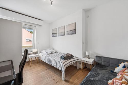 a bedroom with a bed and a desk and a window at Alter Ziegelhof, Terrasse, WLAN, bis zu 11 Personen in Vechta