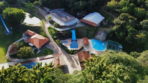 an aerial view of a house with a swimming pool at Hotel Campestre Atibaia in Atibaia