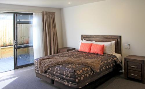 Una cama o camas en una habitación de Acacia Lake View Motel
