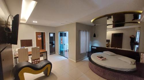 a bedroom with a large bed in a room at Motel Só Prazer na COP 30 aptos in Marituba