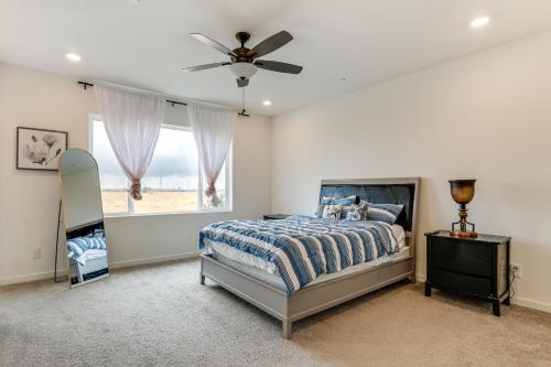 Giường trong phòng chung tại Modern Family Home in Suburbs of Sacramento!