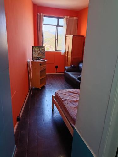 una stanza con un letto, un comò e una finestra di Simples Santa Teresa a Rio de Janeiro