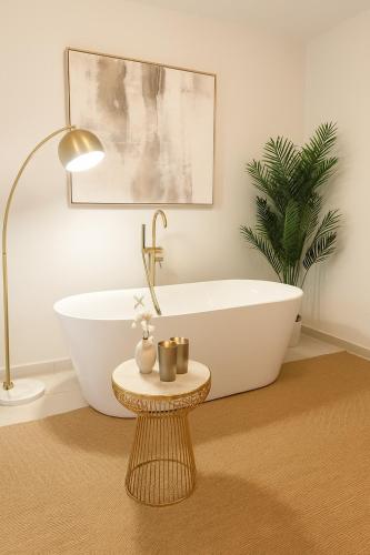 bagno con vasca e tavolo con lampada di Suite Mirador Belmez a Bélmez