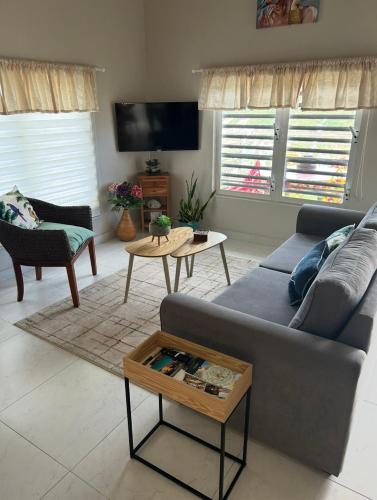 ein Wohnzimmer mit Couch und Tisch in der Unterkunft B's Hidden Paradise in Philipsburg