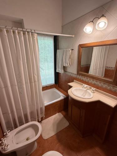 a bathroom with a toilet and a sink and a tub at Quinta en Pilar - cerca del Polo in Pilar