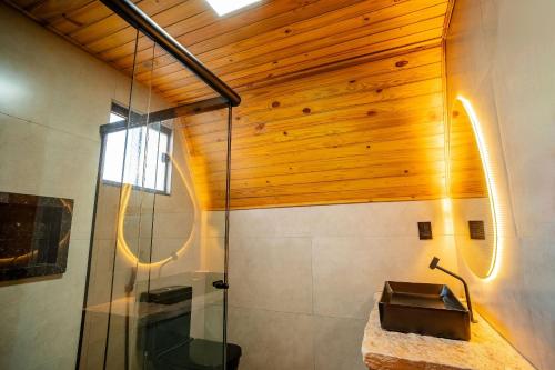 Bilik mandi di Cabanas do Ouro - O seu refúgio dos sonhos em Pirenópolis