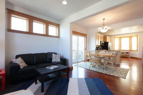 una sala de estar con un sofá y una mesa en Private Reserve townhouse, en Hood River