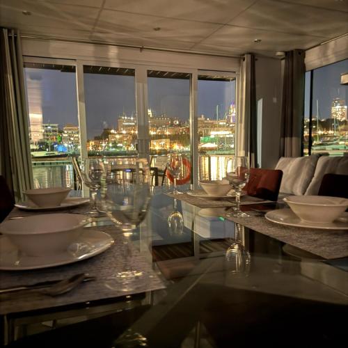 a dining room with a view of the city at Marina Port de Québec 2 - Maison flottante in Quebec City