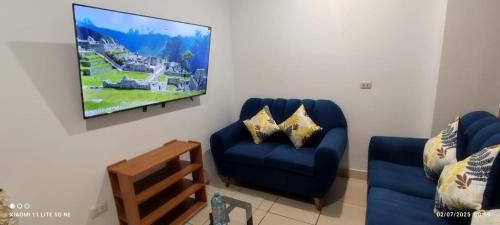 San AntonioにあるDepartamento en Recoleta - San Blasのリビングルーム(青い椅子2脚、薄型テレビ付)