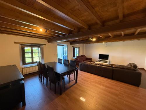 een woonkamer met een tafel en een bank bij Casa Chita in Tapia de Casariego