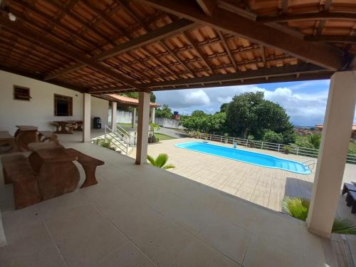 un patio con vistas a la piscina en Casa para temporada Amargosa-ba, en Amargosa