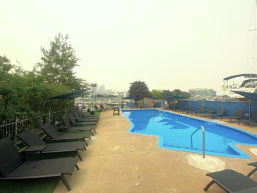 Swimmingpoolen hos eller tæt på Marina Port de Québec 2 - Maison flottante