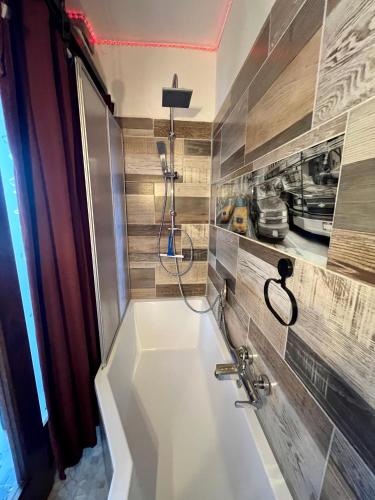 a bathroom with a sink and a bath tub at König Apartmen in Kynšperk nad Ohří