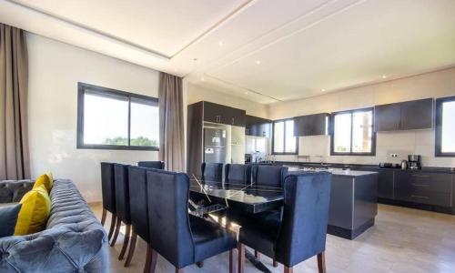 Oulad AkkouにあるDar Zwinaのキッチン(ダイニングテーブル、青い椅子付)