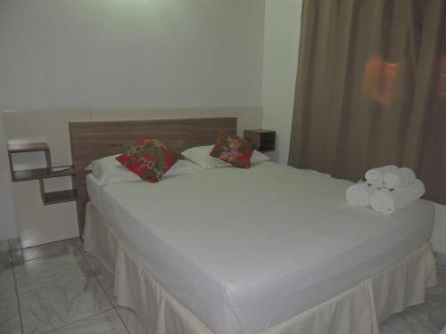 a bedroom with a bed with two towels on it at Nossa Casa em Jeri in Jericoacoara