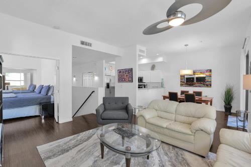 una sala de estar con un sofá y una cama en Waterfront-amazing View W Fireworks-private-gated, en Scottsdale