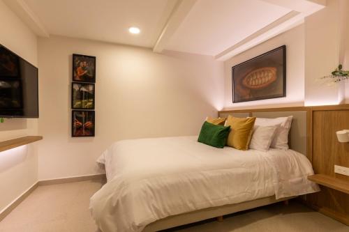 Postel nebo postele na pokoji v ubytování 204 Trendy Apt w AC and Hammock in Laureles Area