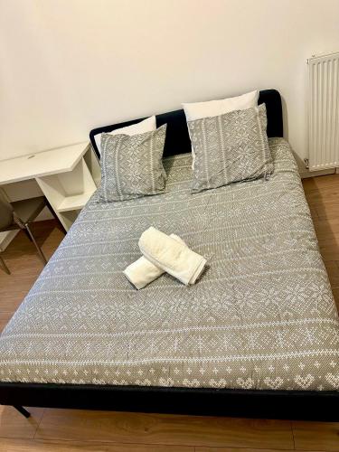 a bed with two towels on top of it at réf rog Chambre Privée dans une villa partagée in Magny-le-Hongre