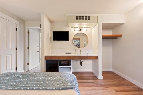 Un dormitorio con lavabo y espejo. en Seventh Mt 1418 condo, en Bend