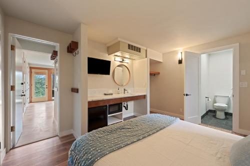Un dormitorio con una cama y un lavabo y un baño. en Seventh Mt 1418 condo, en Bend