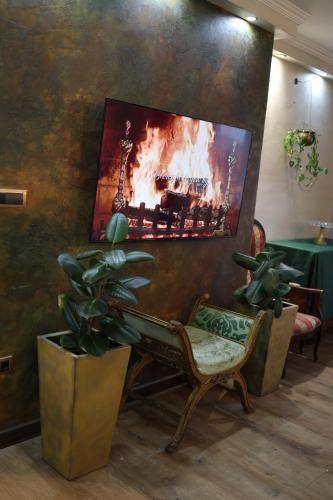 TV a/nebo společenská místnost v ubytování Royal Baroque Apartment with Stunning Views