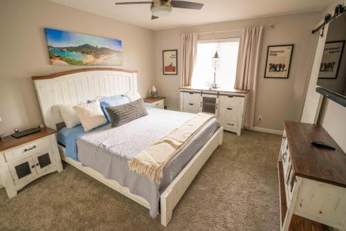 Un dormitorio con una cama grande y una ventana. en Stylish Tempe Home with Private Pool and Mins to ASU, en Tempe