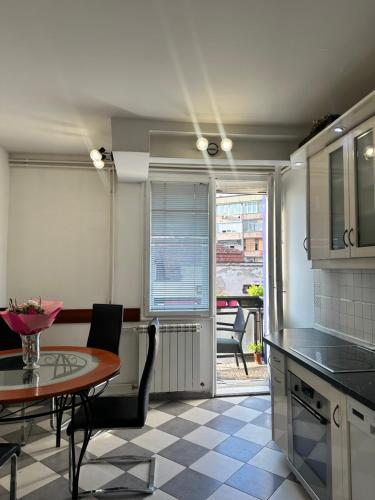 Kuchyň nebo kuchyňský kout v ubytování Royal Baroque Apartment with Stunning Views