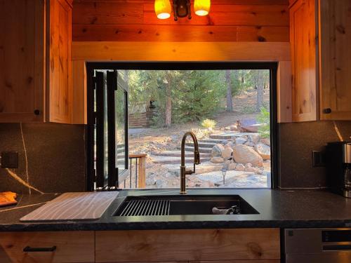 Kuchyň nebo kuchyňský kout v ubytování Luxury Lake Almanor Cabin Covered Deck & Views