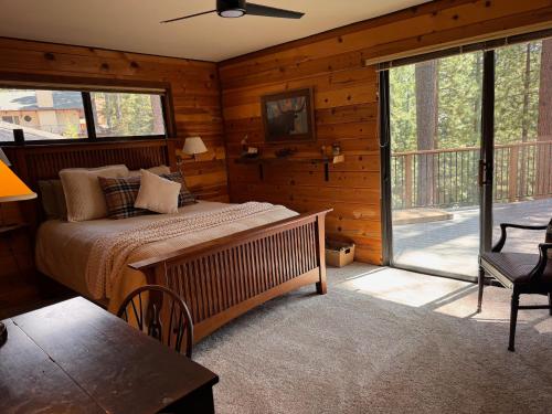 Postel nebo postele na pokoji v ubytování Luxury Lake Almanor Cabin Covered Deck & Views