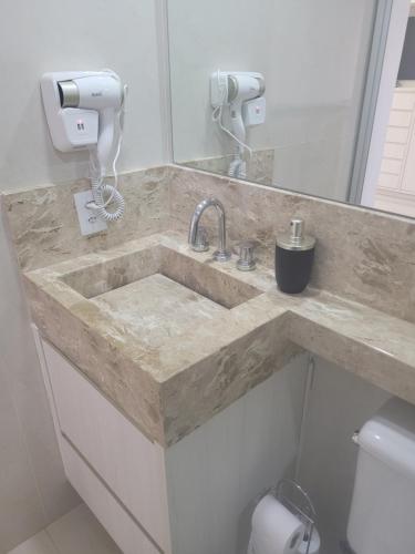 un bagno con lavandino e WC di Flat Lakeside Beira lago a Brasilia