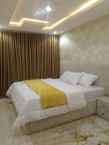 เตียงในห้องที่ Aquarian Spring Homes