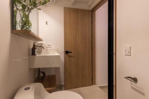 Bilik mandi di 301 Live Local Balcony Loft in Vibrant Laureles area
