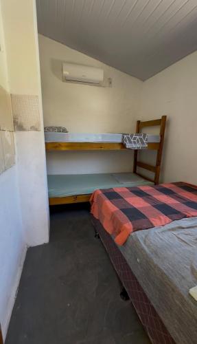 Ένα ή περισσότερα κρεβάτια σε δωμάτιο στο Chalés Residência Tatiane