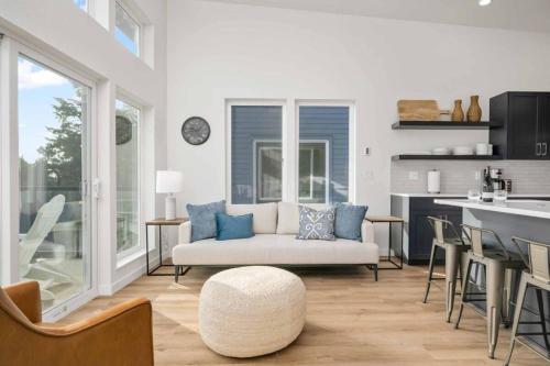 a living room with a couch and a kitchen at Ebb920 Modern Loft, Heart of Taft District in Lincoln City